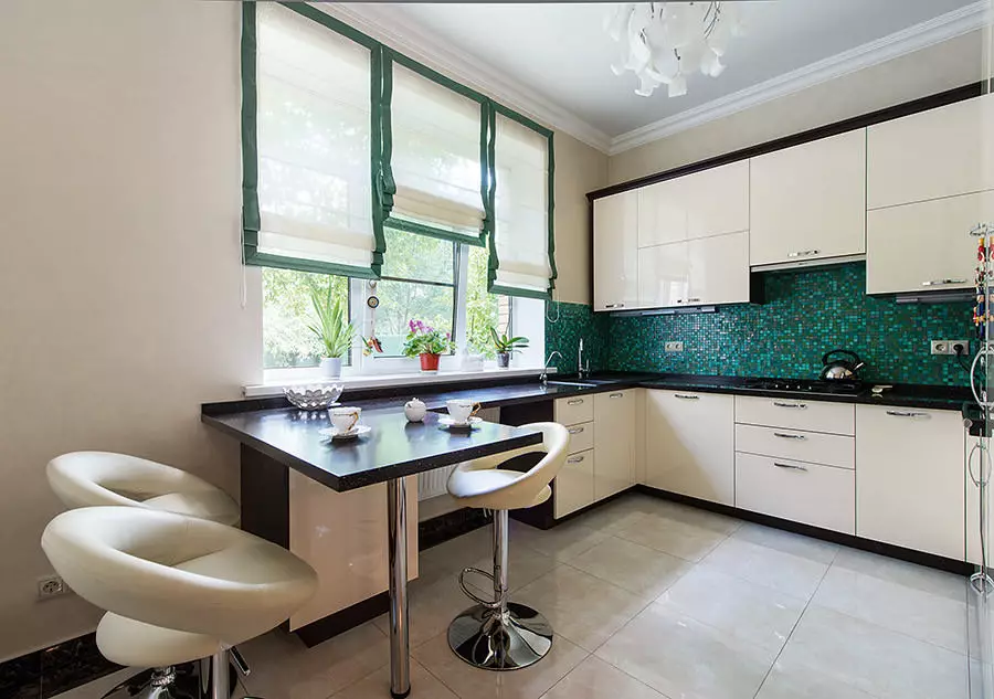 Virtuvės dizainas (179 nuotraukos): gražios virtuvės interjero idėjos bute, paprasti virtuvės dizaino parinktys. Kaip padaryti registraciją įdomu ir stilingu? Madingi dizaino sprendimai 186_53