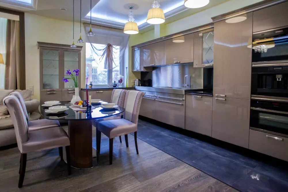 Virtuvės dizainas (179 nuotraukos): gražios virtuvės interjero idėjos bute, paprasti virtuvės dizaino parinktys. Kaip padaryti registraciją įdomu ir stilingu? Madingi dizaino sprendimai 186_57
