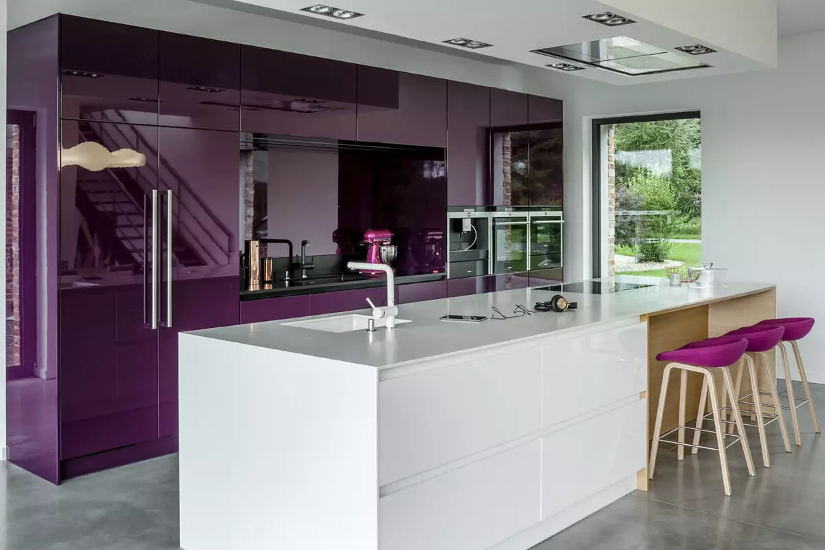 Virtuvės dizainas (179 nuotraukos): gražios virtuvės interjero idėjos bute, paprasti virtuvės dizaino parinktys. Kaip padaryti registraciją įdomu ir stilingu? Madingi dizaino sprendimai 186_58