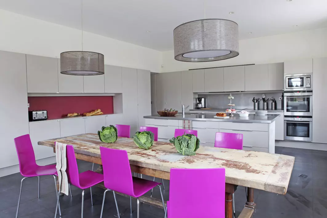 Virtuvės dizainas (179 nuotraukos): gražios virtuvės interjero idėjos bute, paprasti virtuvės dizaino parinktys. Kaip padaryti registraciją įdomu ir stilingu? Madingi dizaino sprendimai 186_62