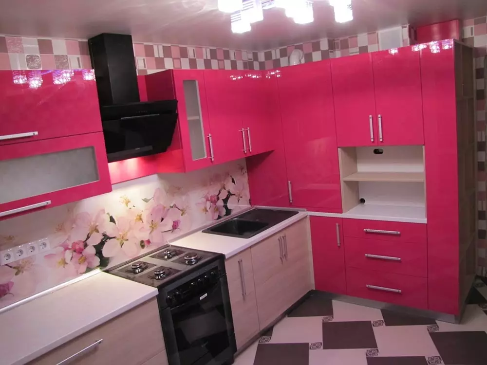 Virtuvės dizainas (179 nuotraukos): gražios virtuvės interjero idėjos bute, paprasti virtuvės dizaino parinktys. Kaip padaryti registraciją įdomu ir stilingu? Madingi dizaino sprendimai 186_66