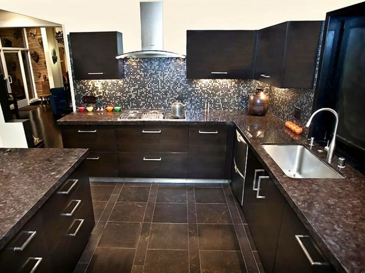 Virtuvės dizainas (179 nuotraukos): gražios virtuvės interjero idėjos bute, paprasti virtuvės dizaino parinktys. Kaip padaryti registraciją įdomu ir stilingu? Madingi dizaino sprendimai 186_74