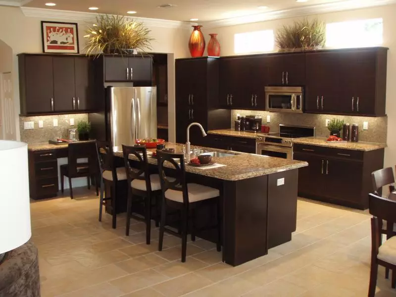 Virtuvės dizainas (179 nuotraukos): gražios virtuvės interjero idėjos bute, paprasti virtuvės dizaino parinktys. Kaip padaryti registraciją įdomu ir stilingu? Madingi dizaino sprendimai 186_76