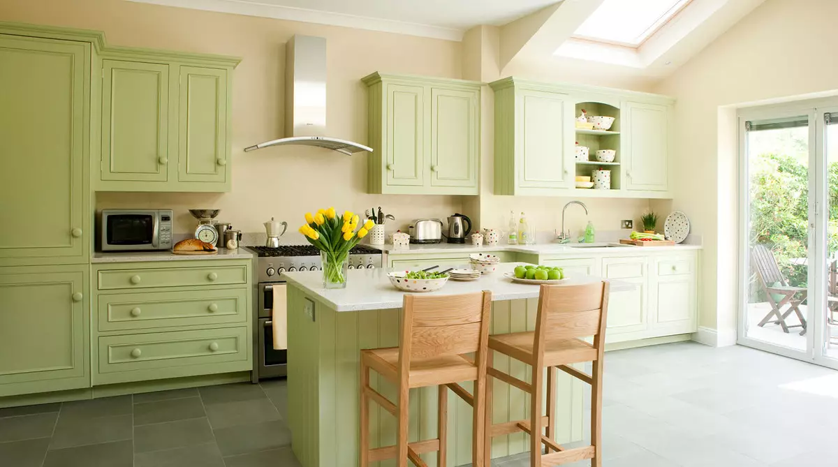 Virtuvės dizainas (179 nuotraukos): gražios virtuvės interjero idėjos bute, paprasti virtuvės dizaino parinktys. Kaip padaryti registraciją įdomu ir stilingu? Madingi dizaino sprendimai 186_84