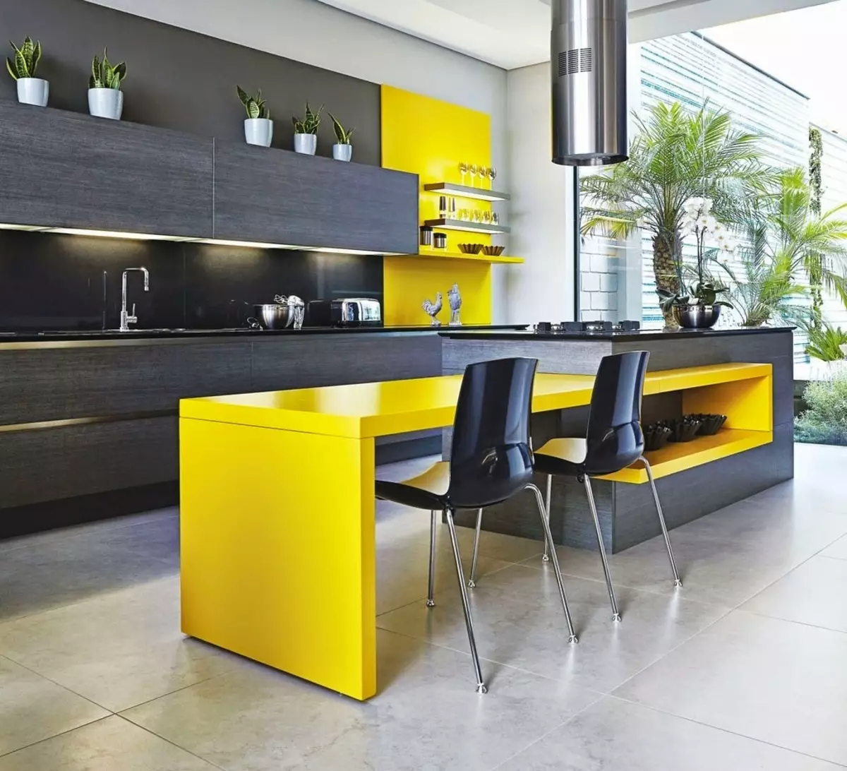 Virtuvės dizainas (179 nuotraukos): gražios virtuvės interjero idėjos bute, paprasti virtuvės dizaino parinktys. Kaip padaryti registraciją įdomu ir stilingu? Madingi dizaino sprendimai 186_86