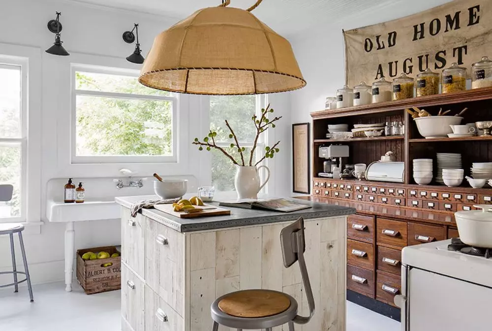 Virtuvės dizainas (179 nuotraukos): gražios virtuvės interjero idėjos bute, paprasti virtuvės dizaino parinktys. Kaip padaryti registraciją įdomu ir stilingu? Madingi dizaino sprendimai 186_98