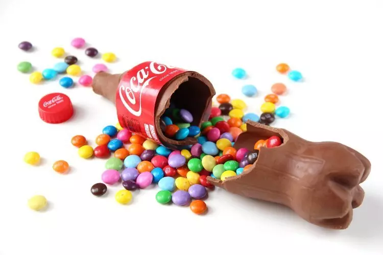 Amis kado keur lalaki (24 foto): coklat sét candies sarta manisan lianna. Kumaha sangkan aranjeunna ngalakukeun eta diri? 18706_24