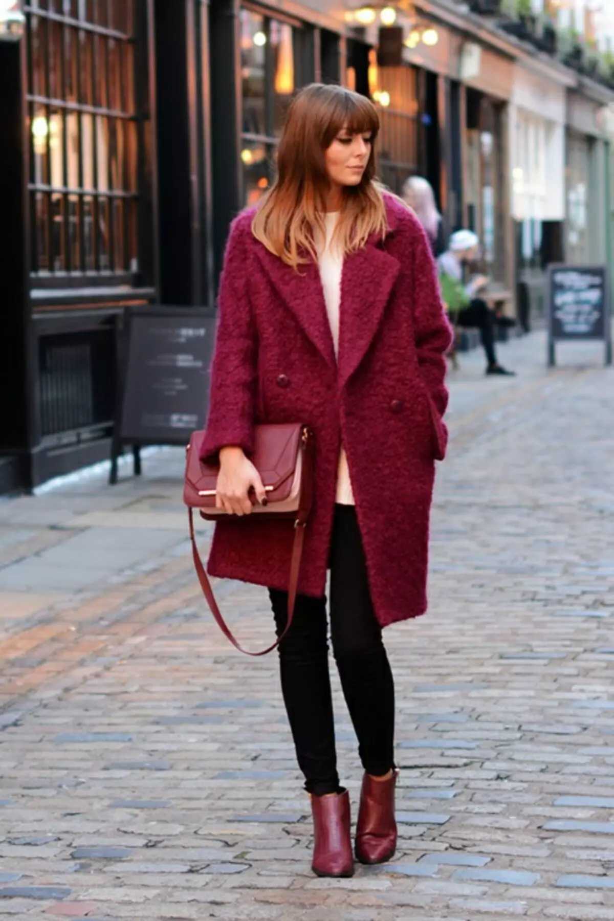 Короткое пальто женское с чем носить. Пальто букле бордо. Образы с бордовым пальто. Бордовое пальто модное. Пальто бордового цвета.