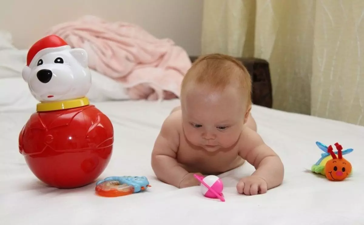 Малыши 5 6 месяцев. Игрушки для новорожденных. Игрушки для детей грудного возраста. Погремушки для малышей. Игрушки для малышей 6 месяцев.