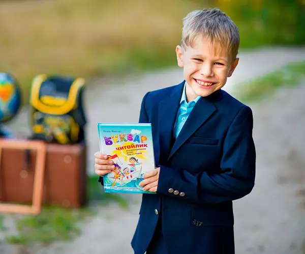 Regalos Primeiro Grader: Escolla libros e kits para nenos o 1 de setembro. Que máis pode dar a un escolar? 18755_4