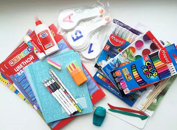 Quà tặng học sinh lớp một: Chọn sách và bộ dụng cụ cho trẻ em vào ngày 1 tháng 9. Những gì khác bạn có thể cho một cậu học sinh? 18755_7