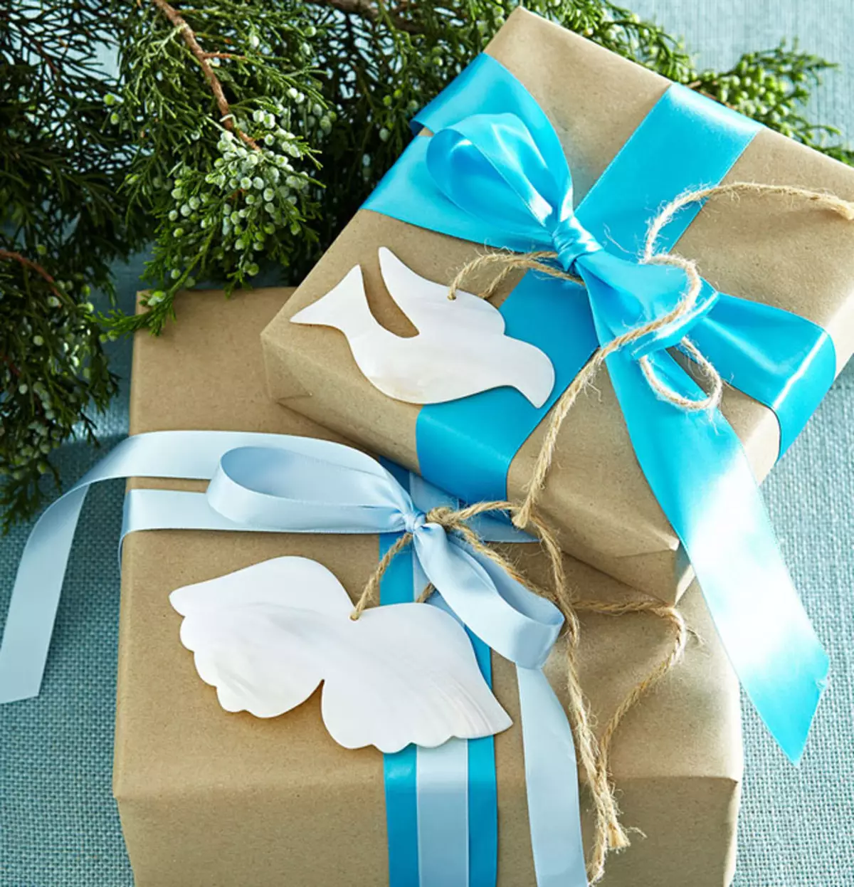 Подарок синий цвет. Подарок голубой. Подарки и упаковка. Подарки в голубых тонах. Идеи упаковки подарков своими руками.
