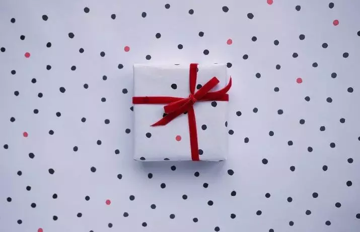 Како да спакувам квадрат и правоаголен подарок? Оригинални начини за завидување на подароци во подароци 18777_15