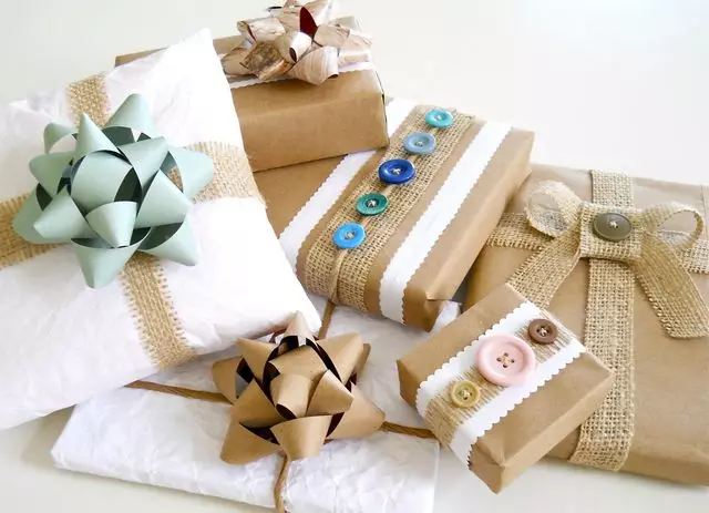 Hvordan pakke en firkantet og rektangulær gave? Originale måter å vikle gaver i gavepapir 18777_2