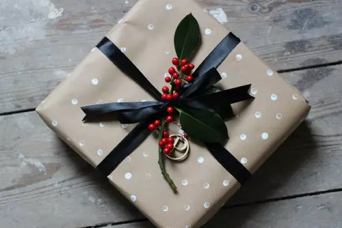 Kako pakirati kvadratni in pravokotni dar? Originalni načini za zavijanje daril v darilni papir 18777_3