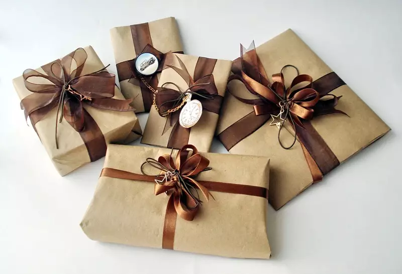 Како да спакувам квадрат и правоаголен подарок? Оригинални начини за завидување на подароци во подароци 18777_8