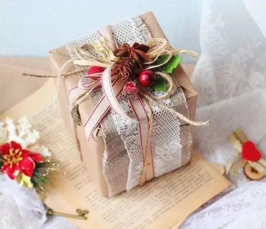 Wie packen Sie ein quadratisches und rechteckiges Geschenk? Ursprüngliche Wege, Geschenke in Geschenkpapier zu wickeln 18777_9