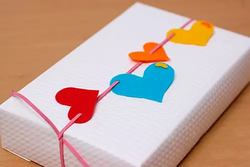 Como embalar um presente no papel kraft? Idéias para lindos presentes de design em estilo kraft, opções criativas para decorar caixas com presentes 18783_11