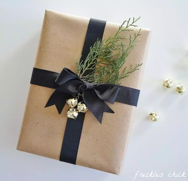 Як упакувати подарунок в крафт-папір? Ідеї ​​для красивого оформлення подарунка в стилі крафт, творчі варіанти прикраси коробок з подарунками 18783_16