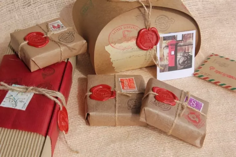 Як упакувати подарунок в крафт-папір? Ідеї ​​для красивого оформлення подарунка в стилі крафт, творчі варіанти прикраси коробок з подарунками 18783_19