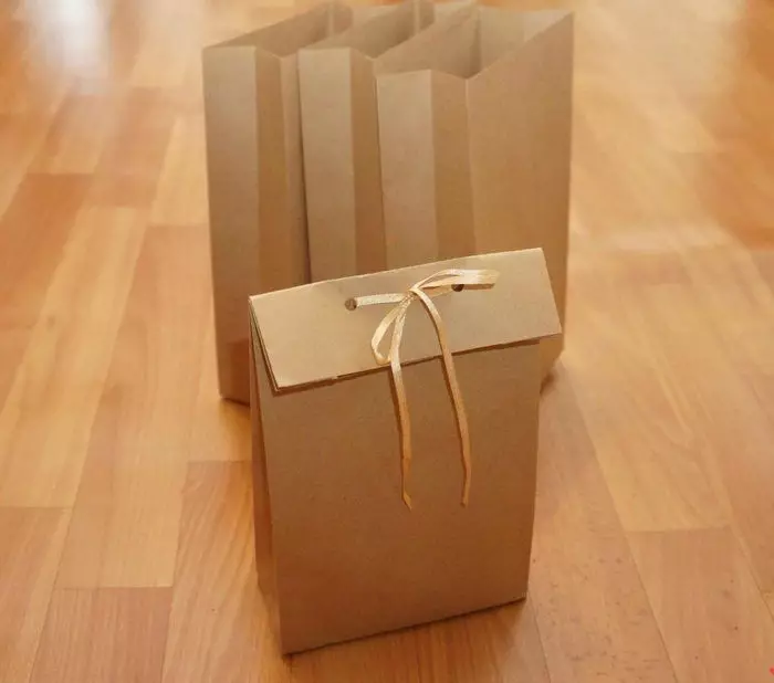 Como embalar um presente no papel kraft? Idéias para lindos presentes de design em estilo kraft, opções criativas para decorar caixas com presentes 18783_21