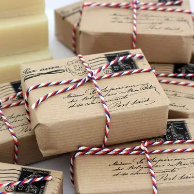 Як упакувати подарунок в крафт-папір? Ідеї ​​для красивого оформлення подарунка в стилі крафт, творчі варіанти прикраси коробок з подарунками 18783_3