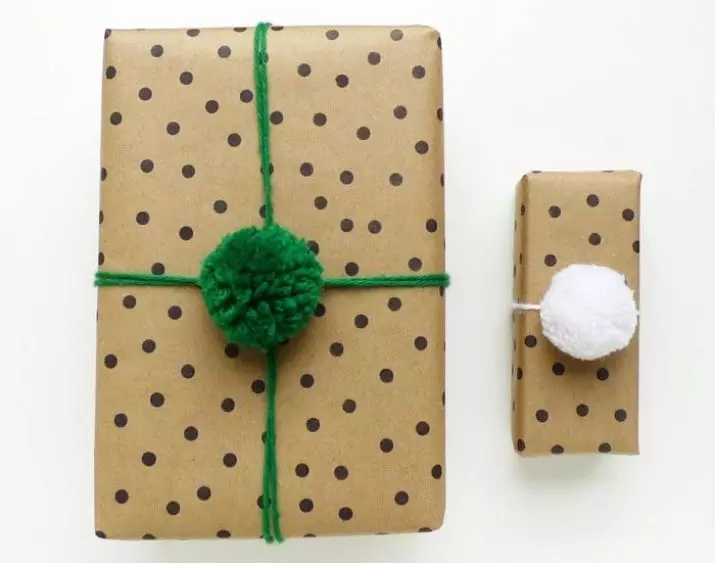 क्राफ्ट पेपर में एक उपहार कैसे पैक करें? क्राफ्ट शैली में सुंदर डिजाइन उपहारों के लिए विचार, उपहार के साथ सजाने वाले बक्से के लिए रचनात्मक विकल्प 18783_9