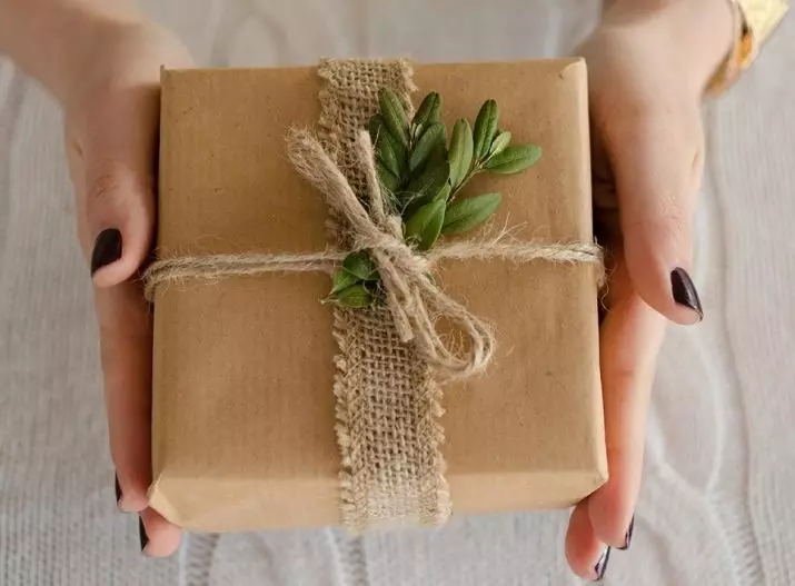 Kako spakovati stan poklon u poklon papir? Najbolje metode za pakovanje Thin Pokloni u Wrapping Paper 18787_11