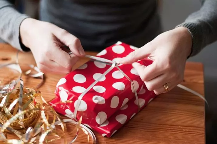 Como embalar um presente plano no papel de presentes? Melhores métodos para embalagem de presentes finos em papel de embrulho 18787_9