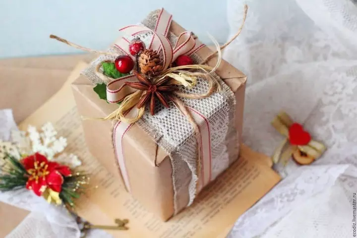 Kako hitro pakirati darilo? Lahek in preprost darilni papir pakiranje v darilni papir 18790_8
