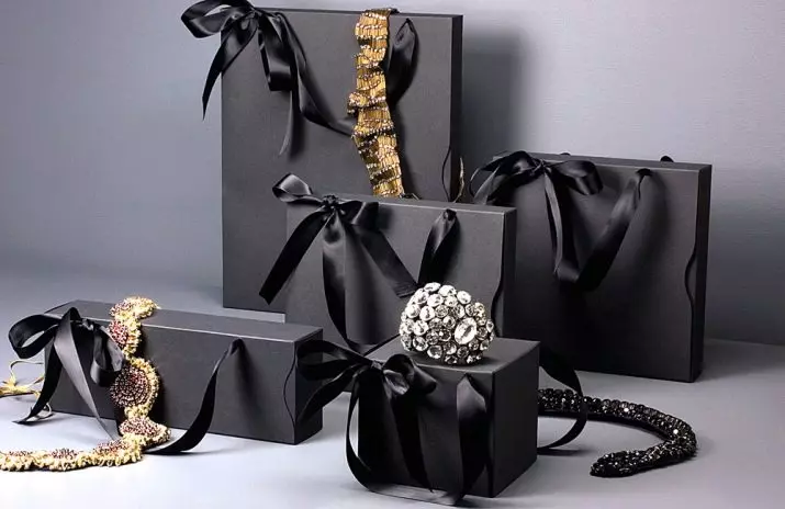 Obaly na dárky: Tipy pro výběr slavnostní balíčky z papíru, celofánu a polyetylénu. Co může být zabalena v malé i velké dárkové tašky? 18792_11