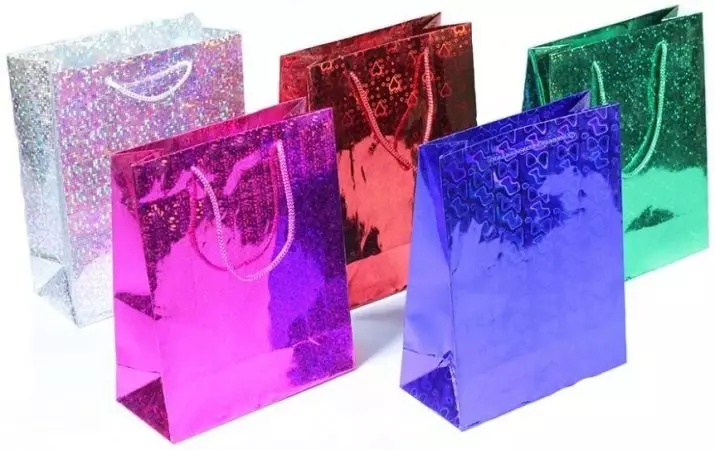 Obaly na dárky: Tipy pro výběr slavnostní balíčky z papíru, celofánu a polyetylénu. Co může být zabalena v malé i velké dárkové tašky? 18792_9