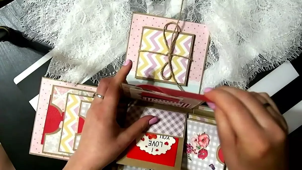 Kastes ar pārsteigumu (38 fotogrāfijas): kā padarīt tukšu papīra kasti ar savām rokām, meistarklases kūka no pārsteiguma kastes 18795_29