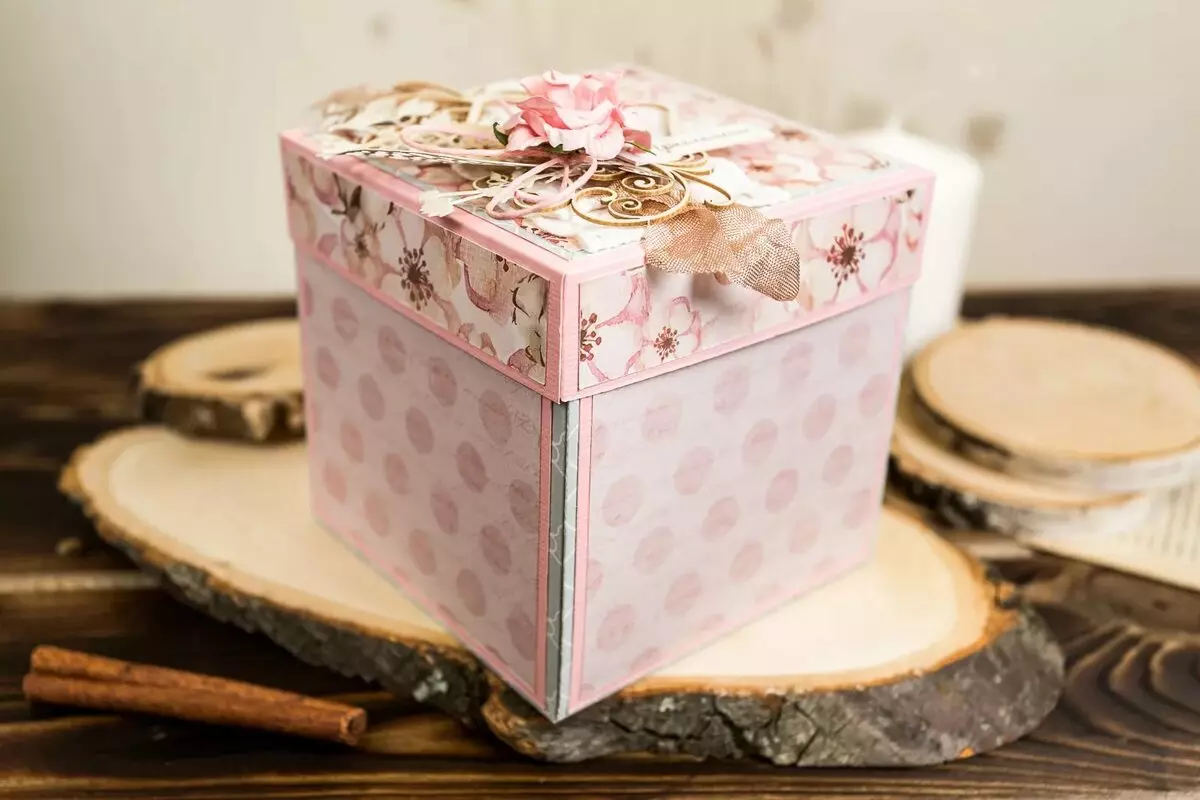 आश्चर्यकारक (38 फोटो) बॉक्स: आपल्या स्वत: च्या हाताने कागदाचे रिक्त बॉक्स कसे बनवावे, आश्चर्यचकित बॉक्समधून मास्टर क्लास केक कसे करावे 18795_6