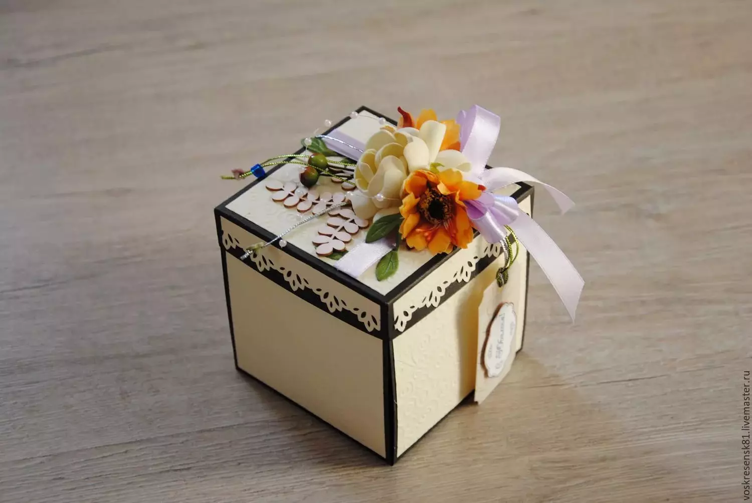 एक आश्चर्य के साथ बक्से (38 फोटो): अपने हाथों के साथ कागज का एक खाली बॉक्स कैसे बनाएं, एक आश्चर्यजनक बक्से से एक मास्टर क्लास केक 18795_7