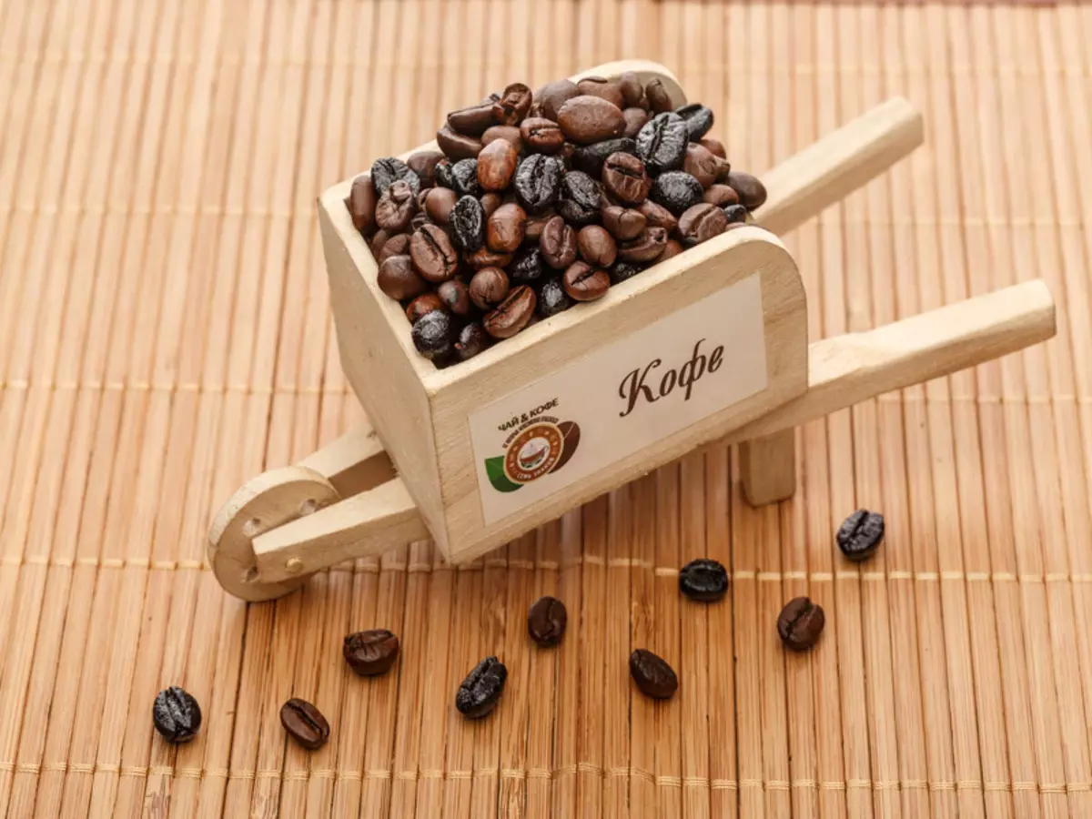 Kaffe som gave (27 billeder): Hvordan man giver kaffesætet original? Sådan smukt pakker dåsen af ​​opløselige kaffe eller kaffebønner med et krus og en ske? Hvordan laver man en kaffebuket? 18796_8