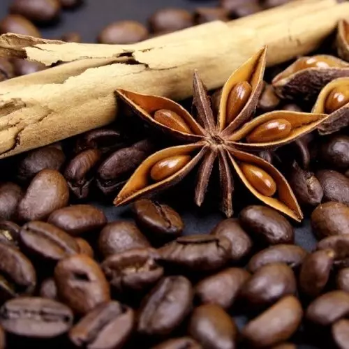 Kaffe som gave (27 billeder): Hvordan man giver kaffesætet original? Sådan smukt pakker dåsen af ​​opløselige kaffe eller kaffebønner med et krus og en ske? Hvordan laver man en kaffebuket? 18796_9