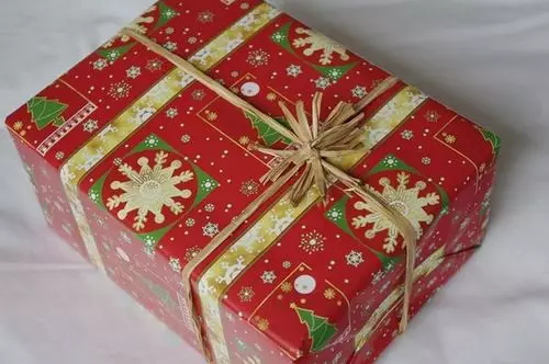 새해를위한 선물을 포장하는 방법은 무엇입니까? 당신의 손으로 새해 선물을 얼마나 아름답고 원래 포장합니까? 가방과 축제 종이를 사용하십시오 18799_12