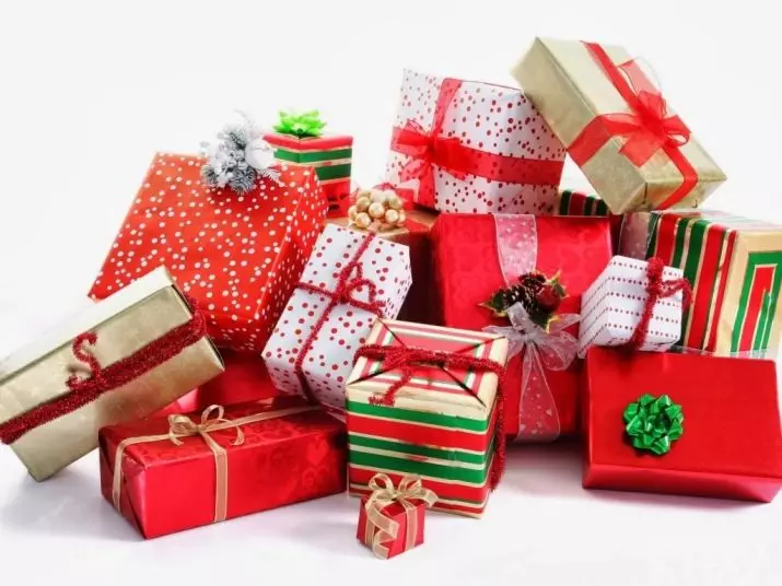 नए साल के लिए उपहार कैसे पैक करें? अपने हाथों से नए साल के उपहार को कितना सुंदर और मूल रूप से लपेटें? बैग और उत्सव कागज का उपयोग करें 18799_13