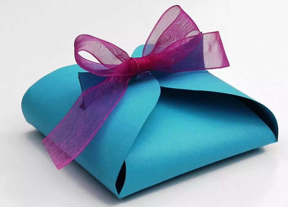 नए साल के लिए उपहार कैसे पैक करें? अपने हाथों से नए साल के उपहार को कितना सुंदर और मूल रूप से लपेटें? बैग और उत्सव कागज का उपयोग करें 18799_16