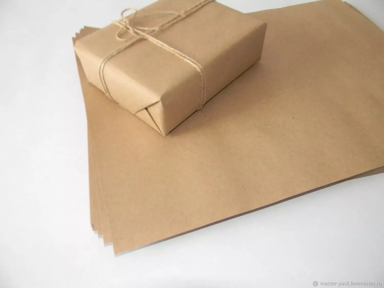 새해를위한 선물을 포장하는 방법은 무엇입니까? 당신의 손으로 새해 선물을 얼마나 아름답고 원래 포장합니까? 가방과 축제 종이를 사용하십시오 18799_18
