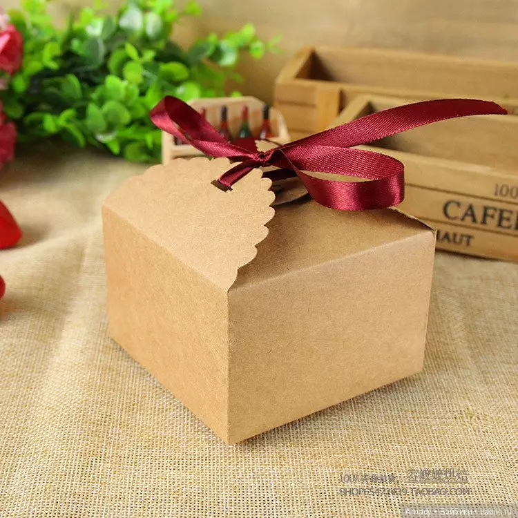 새해를위한 선물을 포장하는 방법은 무엇입니까? 당신의 손으로 새해 선물을 얼마나 아름답고 원래 포장합니까? 가방과 축제 종이를 사용하십시오 18799_19