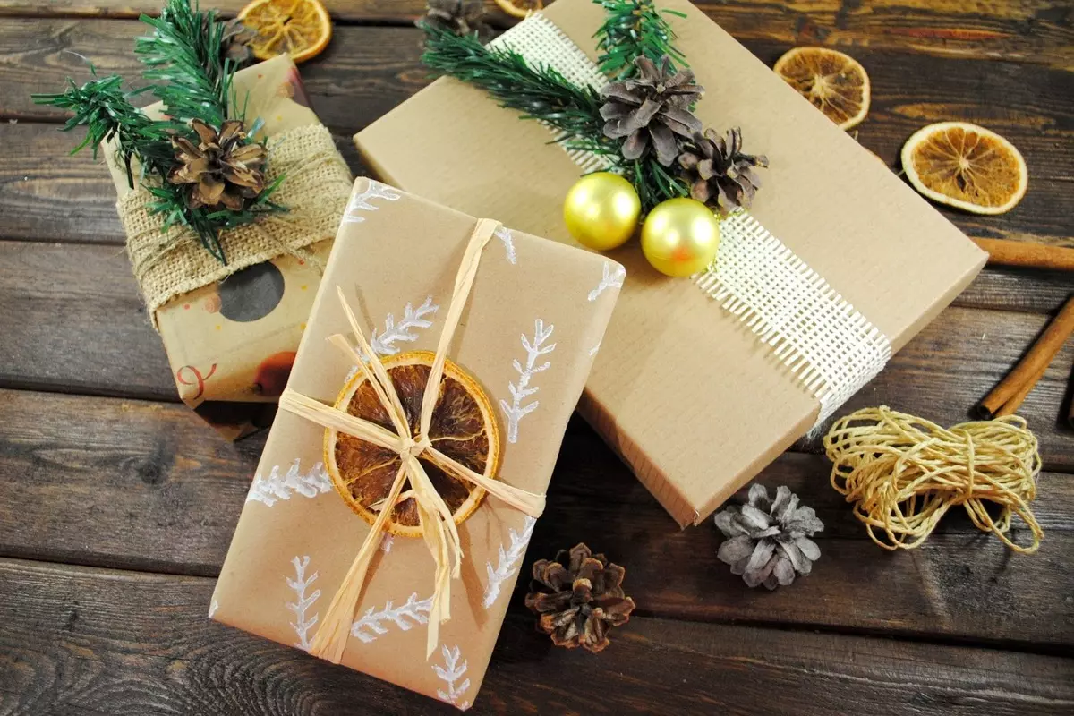 Come fare un regalo per il nuovo anno? Quanto bello e originariamente avvolgi il regalo del nuovo anno con le tue mani? Usa borse e carta festiva 18799_3