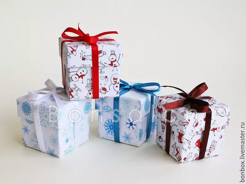 नए साल के लिए उपहार कैसे पैक करें? अपने हाथों से नए साल के उपहार को कितना सुंदर और मूल रूप से लपेटें? बैग और उत्सव कागज का उपयोग करें 18799_31