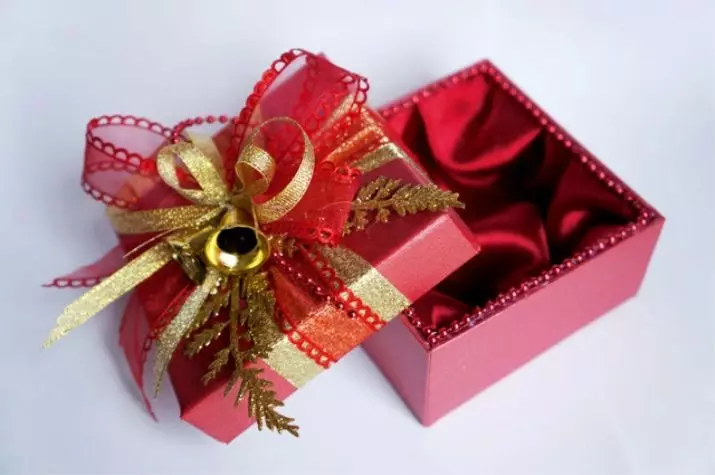 Hoe een geschenk voor het nieuwe jaar in te pakken? Hoe mooi en oorspronkelijk het cadeau van het nieuwe jaar met je eigen handen wikkelen? Gebruik tassen en feestelijk papier 18799_34