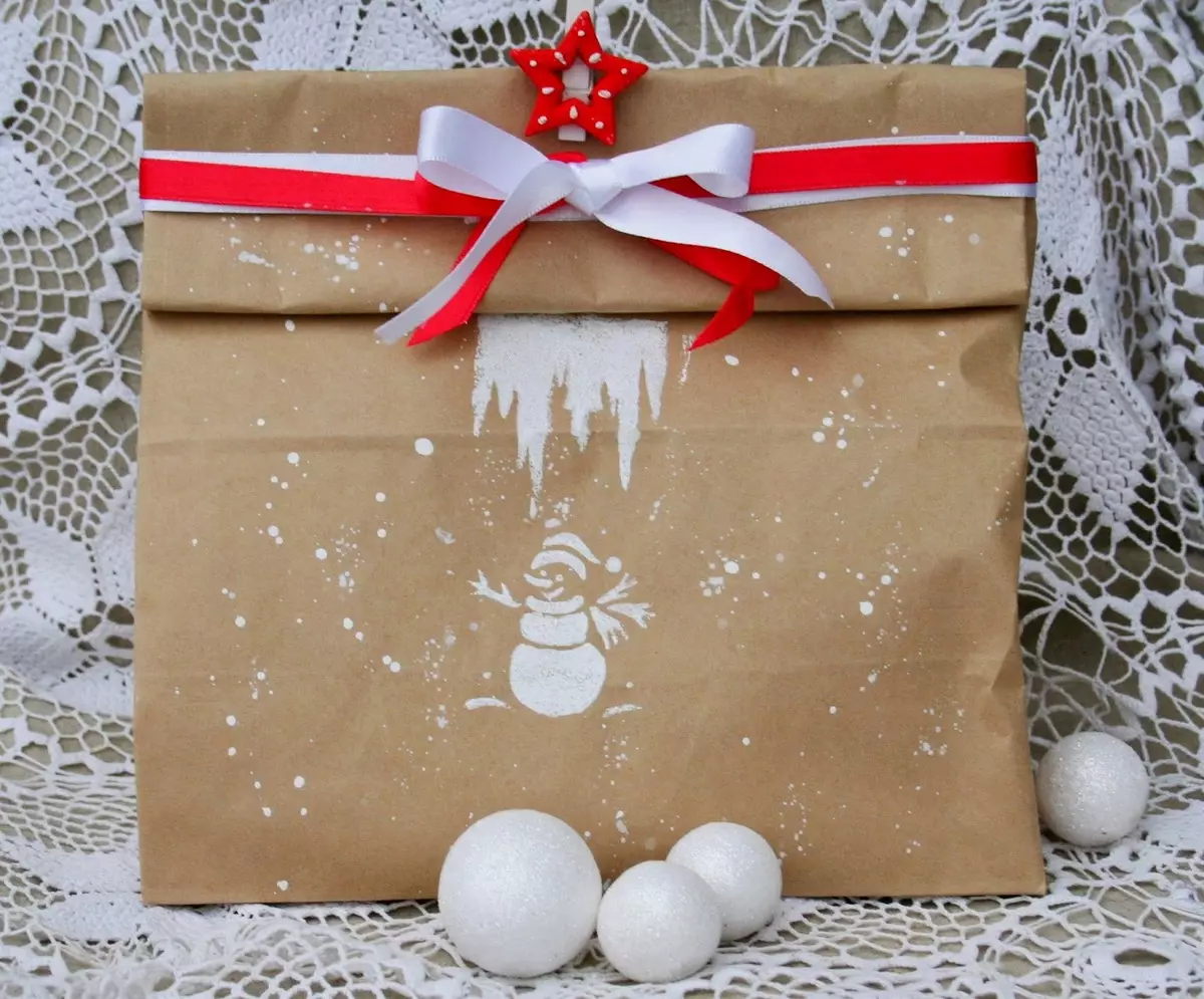 새해를위한 선물을 포장하는 방법은 무엇입니까? 당신의 손으로 새해 선물을 얼마나 아름답고 원래 포장합니까? 가방과 축제 종이를 사용하십시오 18799_44