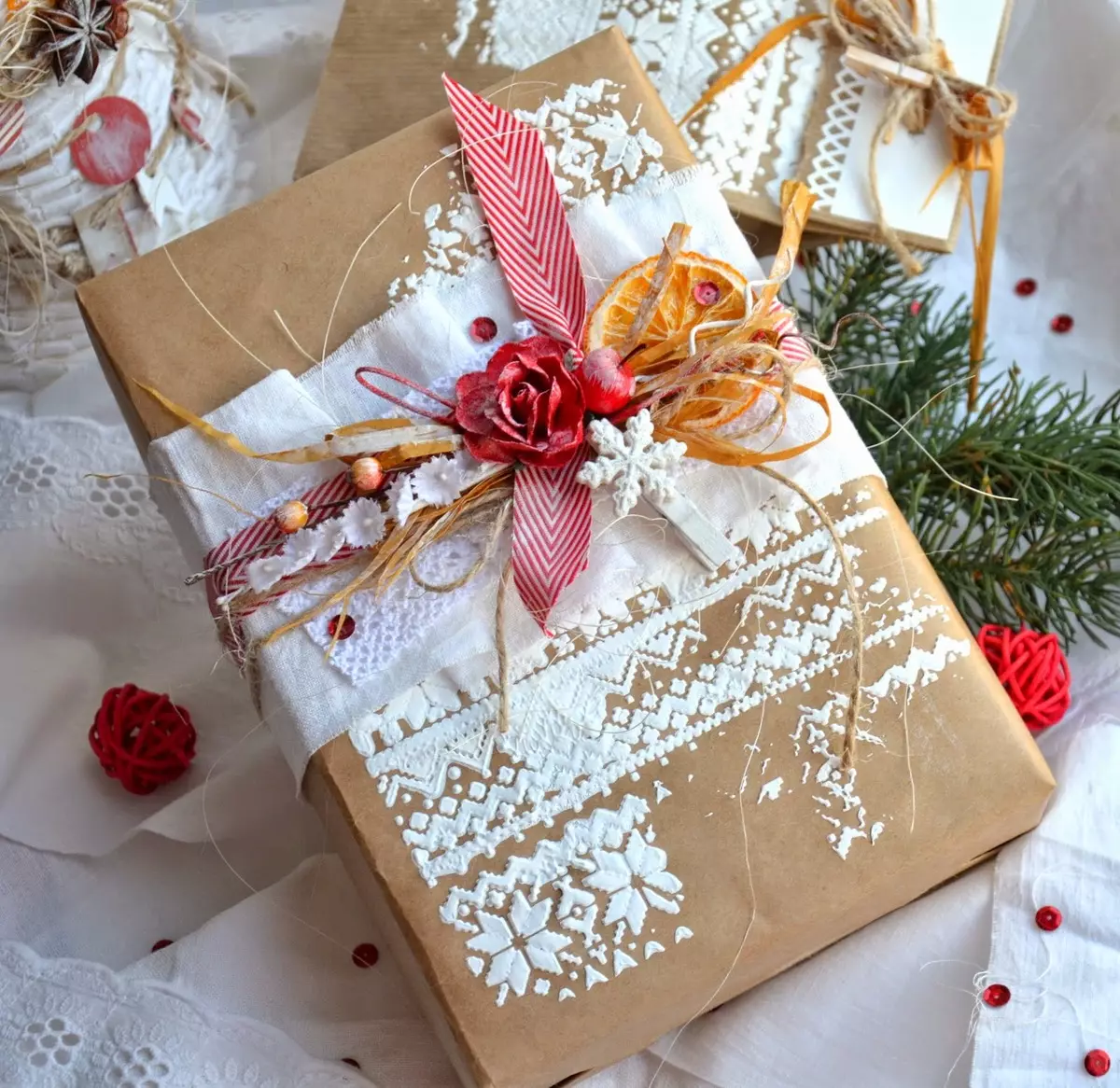 새해를위한 선물을 포장하는 방법은 무엇입니까? 당신의 손으로 새해 선물을 얼마나 아름답고 원래 포장합니까? 가방과 축제 종이를 사용하십시오 18799_45