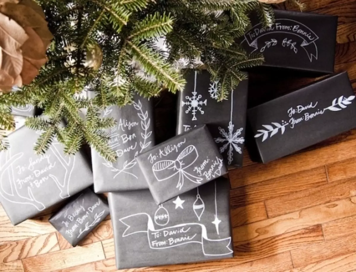 새해를위한 선물을 포장하는 방법은 무엇입니까? 당신의 손으로 새해 선물을 얼마나 아름답고 원래 포장합니까? 가방과 축제 종이를 사용하십시오 18799_47