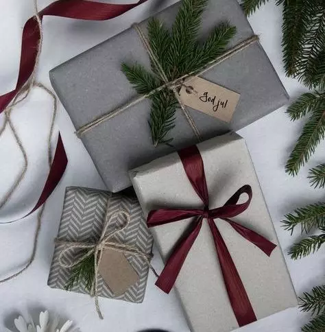 새해를위한 선물을 포장하는 방법은 무엇입니까? 당신의 손으로 새해 선물을 얼마나 아름답고 원래 포장합니까? 가방과 축제 종이를 사용하십시오 18799_49