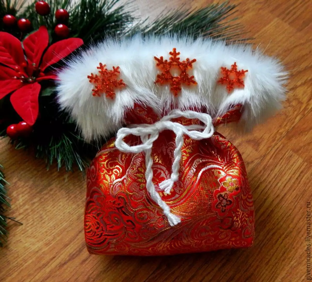 새해를위한 선물을 포장하는 방법은 무엇입니까? 당신의 손으로 새해 선물을 얼마나 아름답고 원래 포장합니까? 가방과 축제 종이를 사용하십시오 18799_51